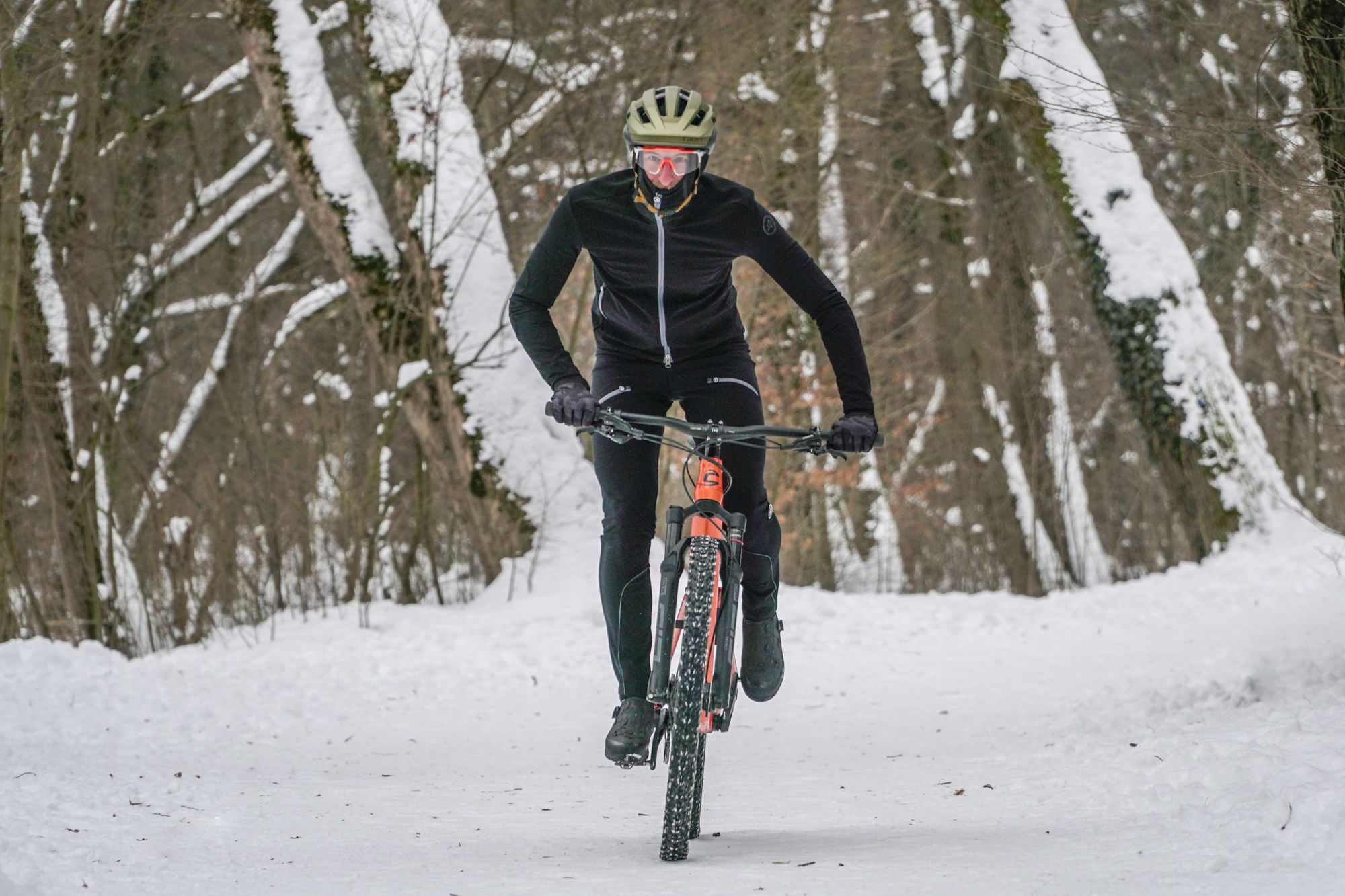 Im Test: Assos Trail Winter Jacket und Winter Cargo Pants