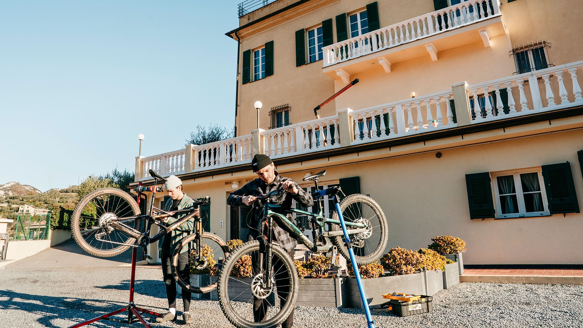 Wwei Mountainbiker stellen die Fahrwerke ihrer Bikes ein