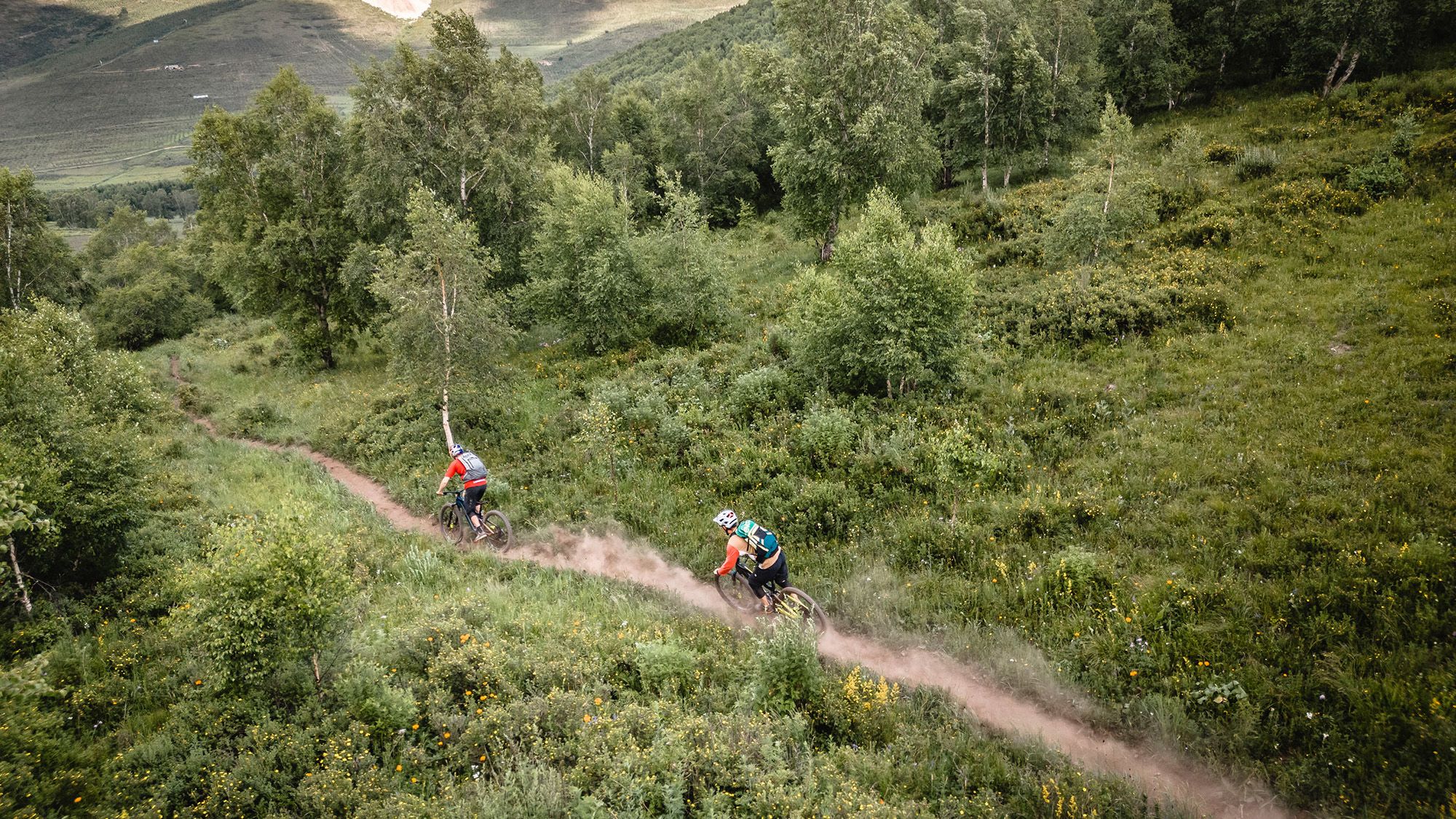 Zwei Mountainbiker auf einem Singletrail in China