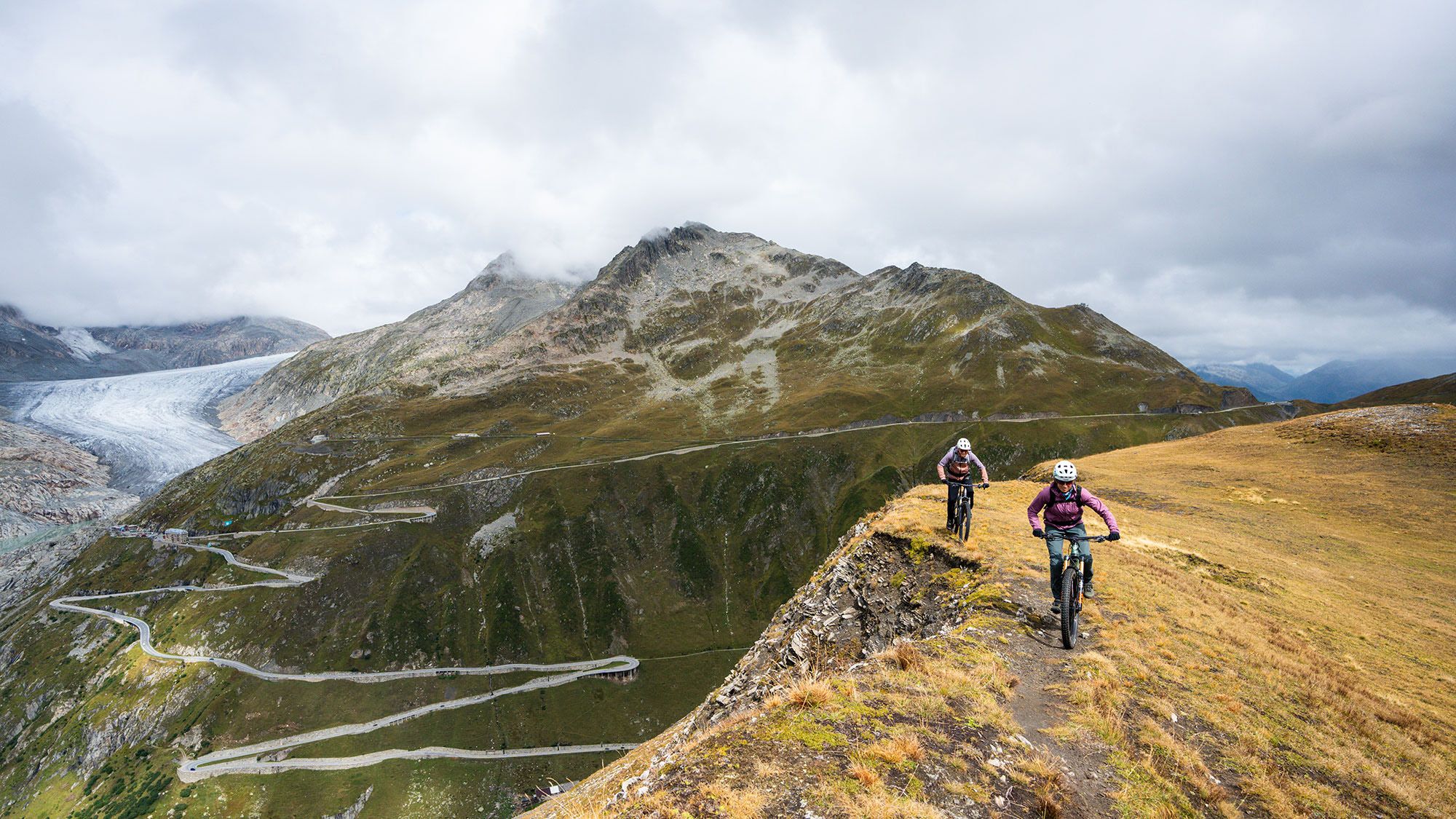 Zwei Mountainbiker auf einem Trail am St. Gotthard.