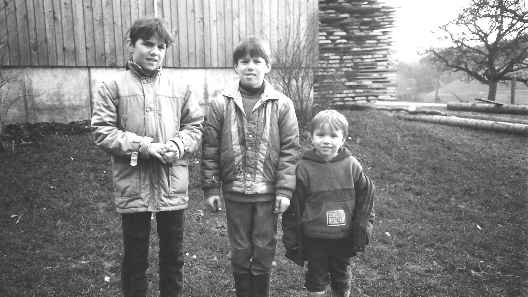 Die drei geschwister Flücliger auf einem Schwarz-Weiss-Bild.