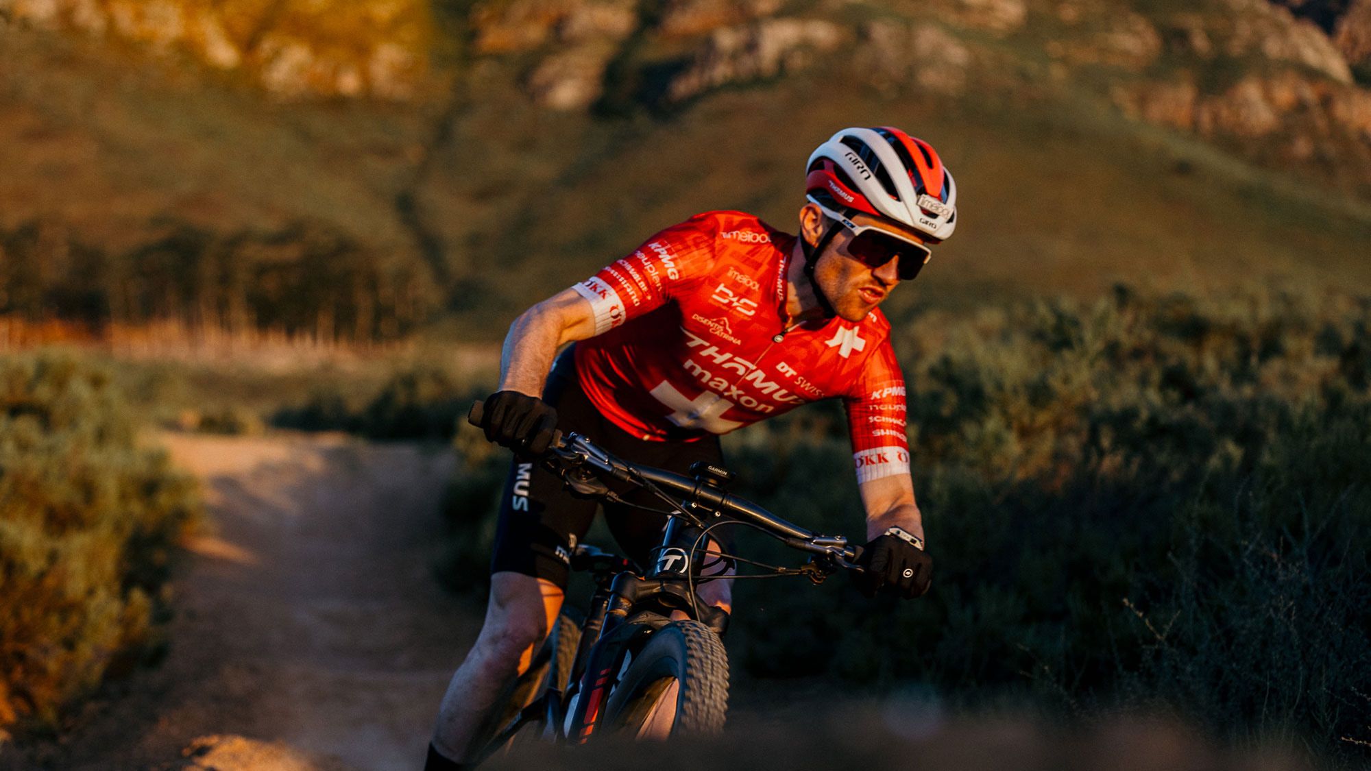 Ein Cross Country Mountainbiker bei Sonnenuntergang.