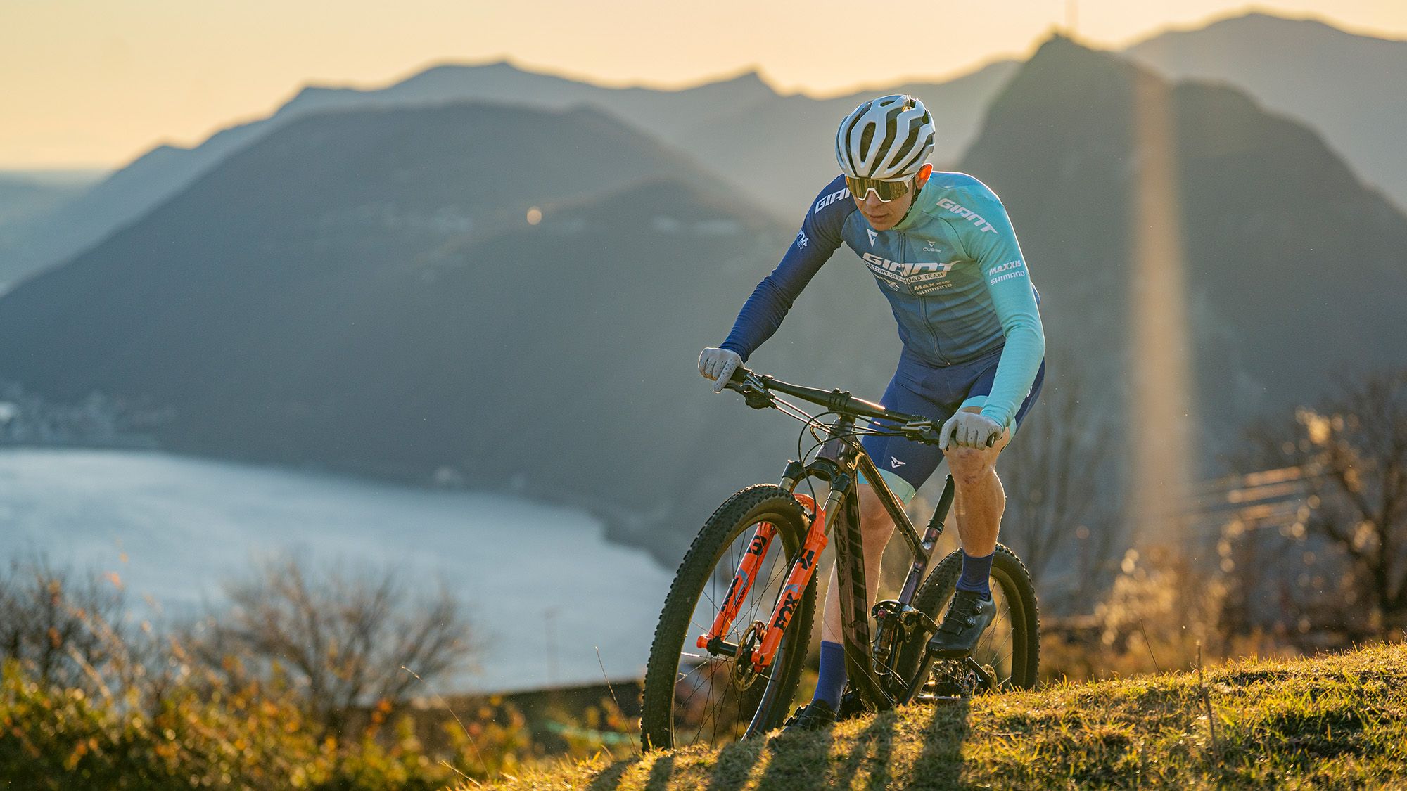 Ein Mountainbiker auf einem sonnigen Singeltrail.