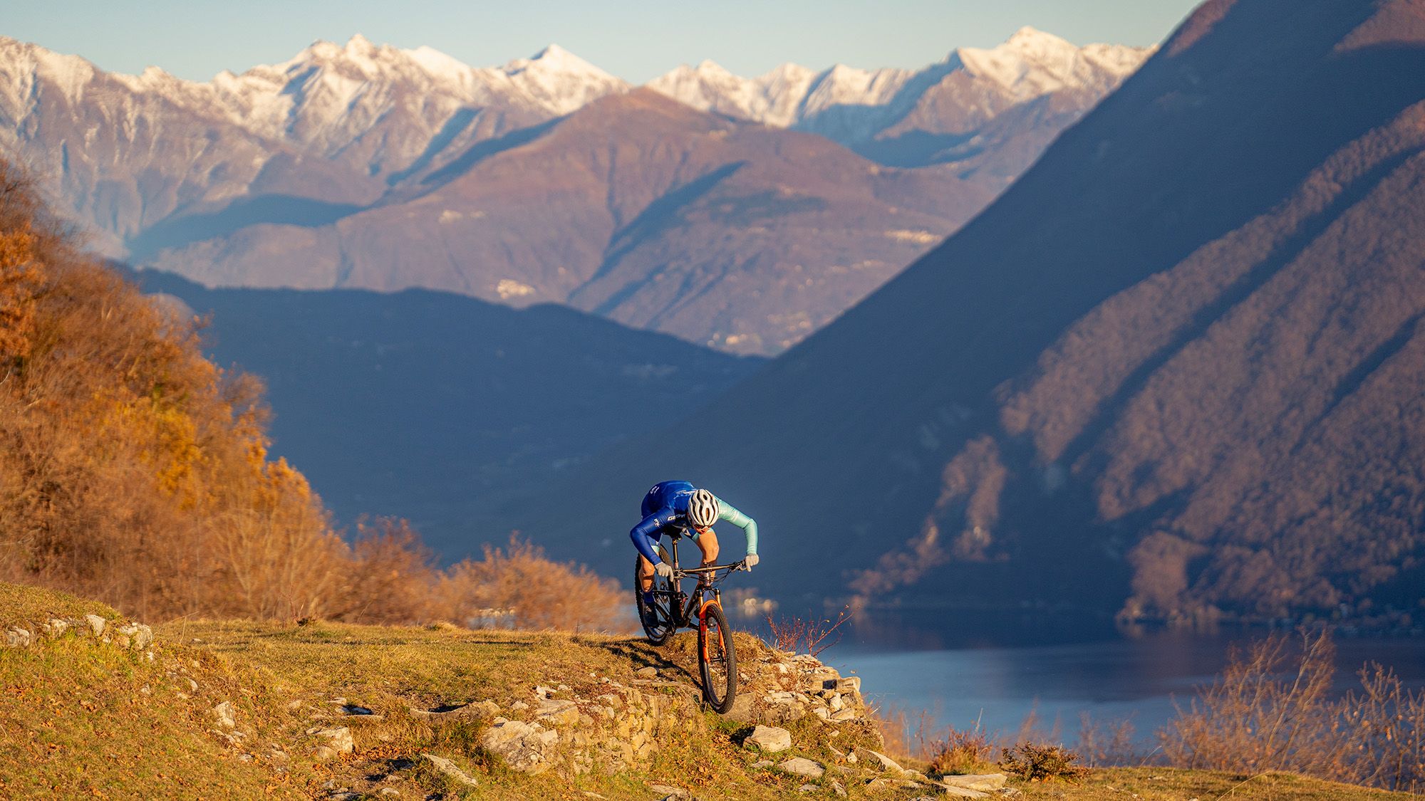 Ein Mountainbiker vor einer Bergkulisse.