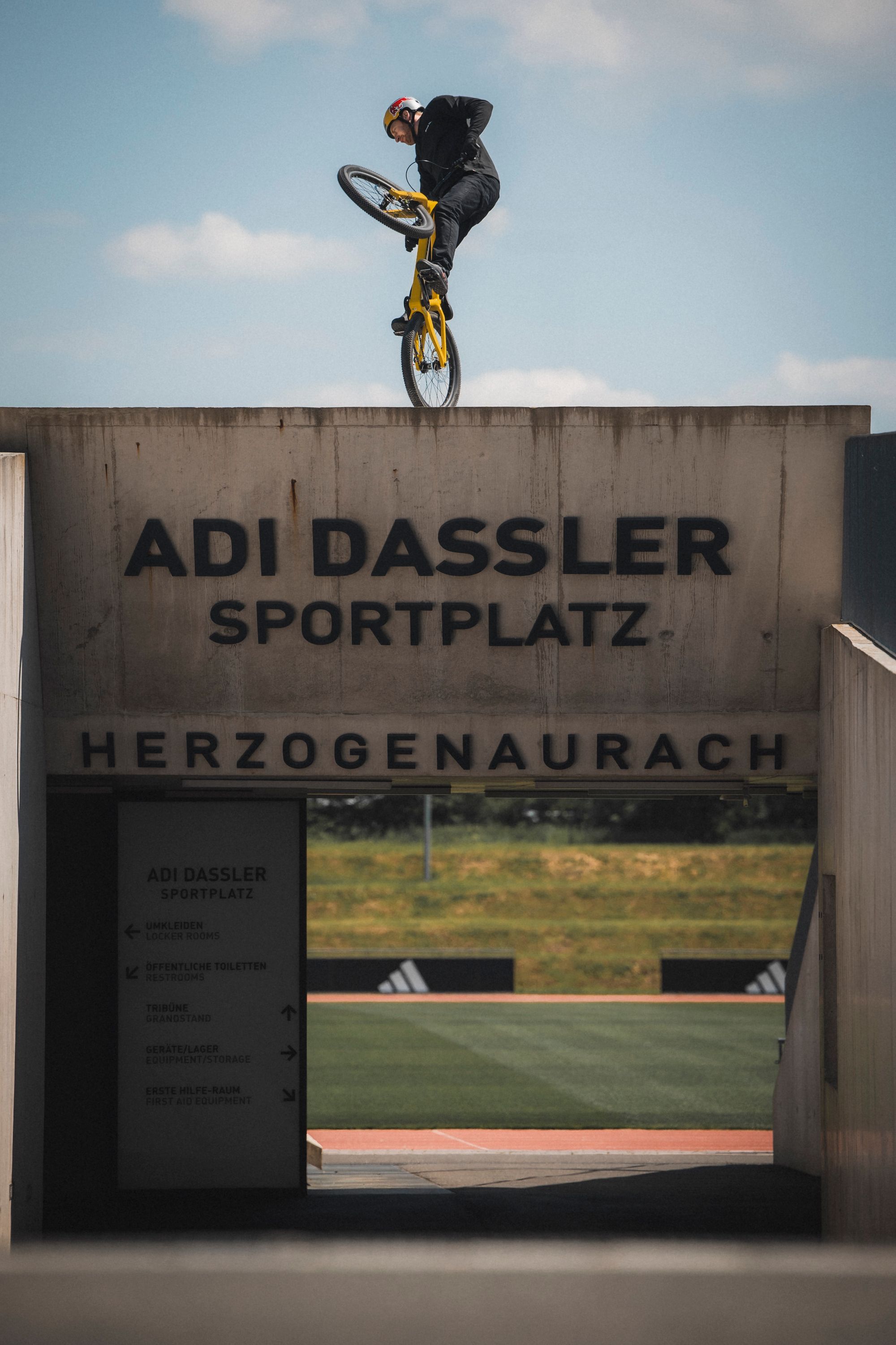 Danny Did It Again: MacAskill zu Gast auf dem adidas Campus