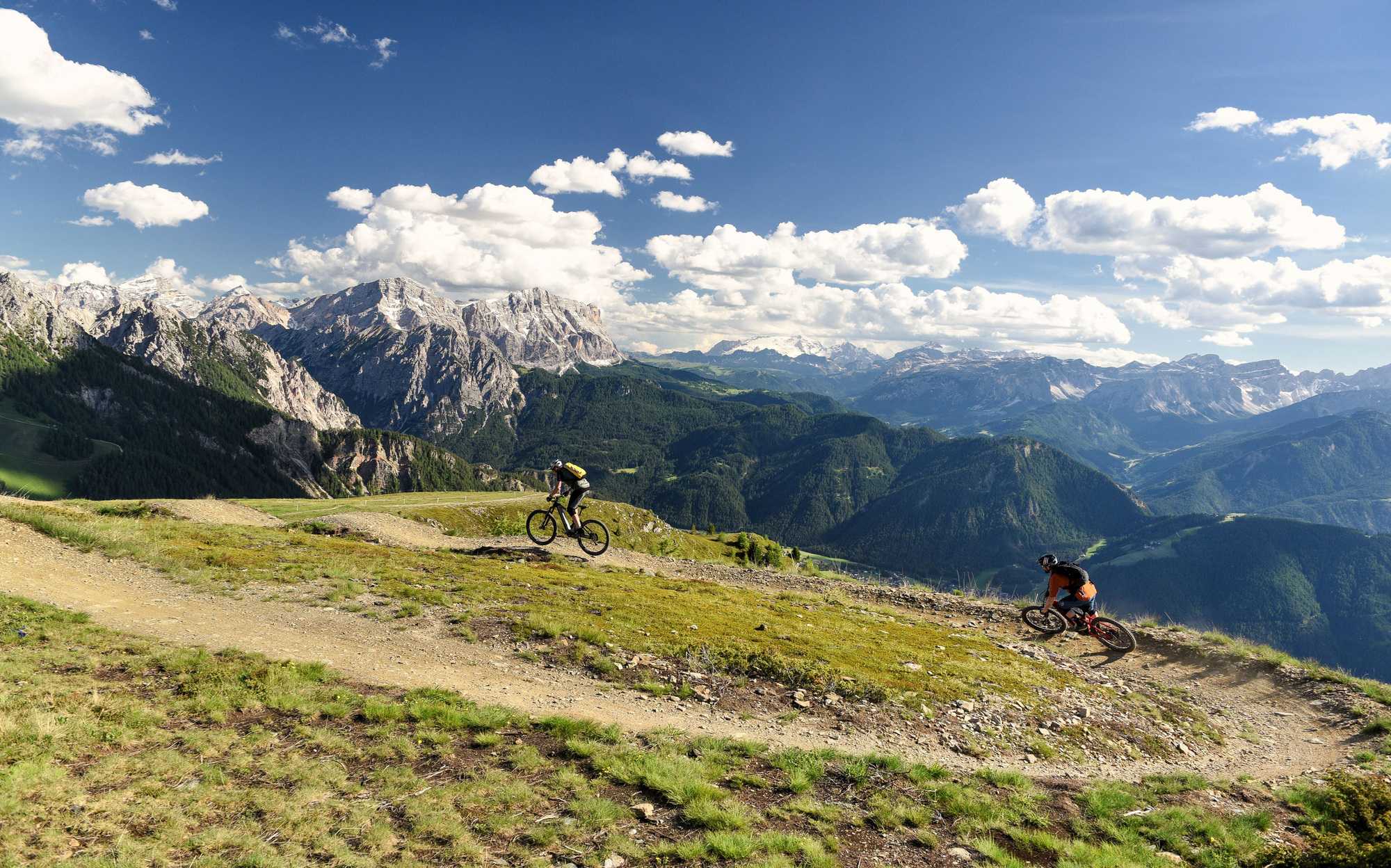 Durch ein Meer aus Stein:   Mit dem E-MTB in den Dolomiten