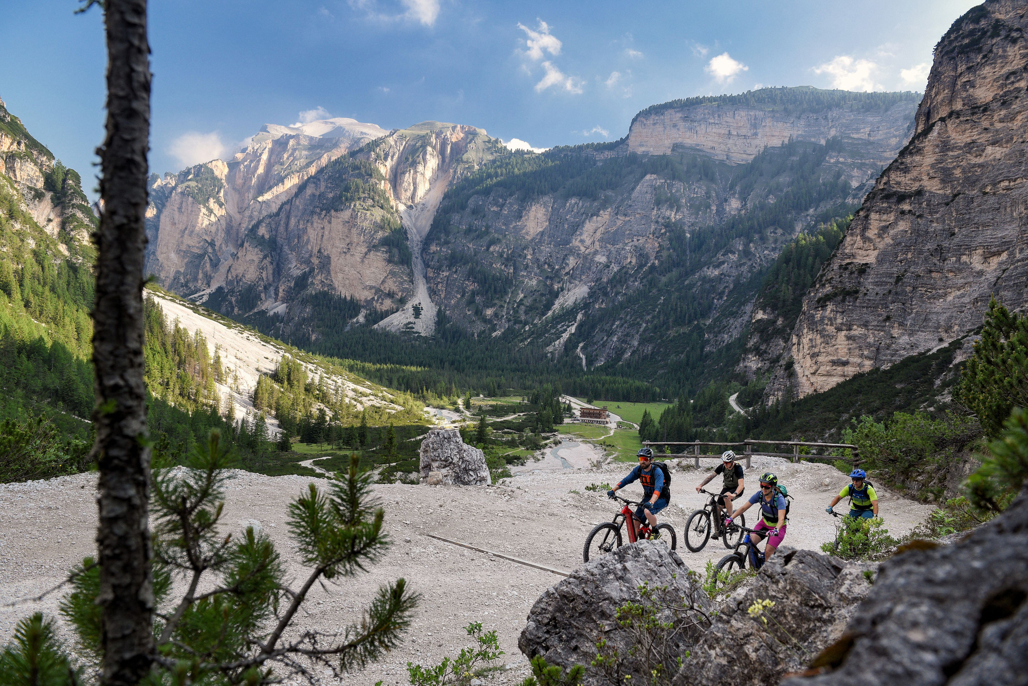 Durch ein Meer aus Stein:   Mit dem E-MTB in den Dolomiten