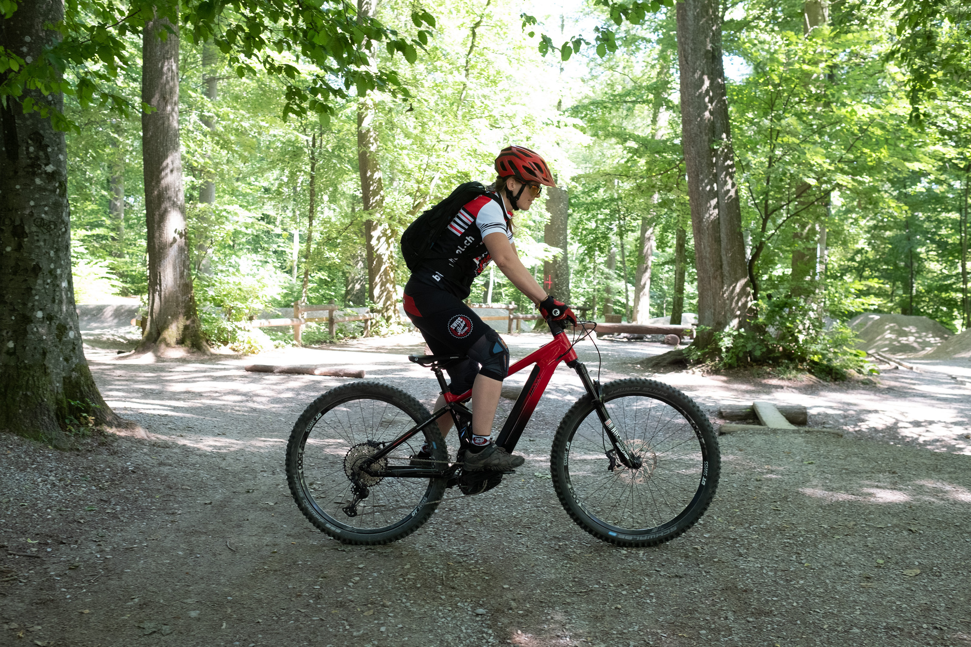 E-MTB Fahrschule: Grundposition und Aktivposition E-MTB Fahrschule: Grundposition und Aktivposition