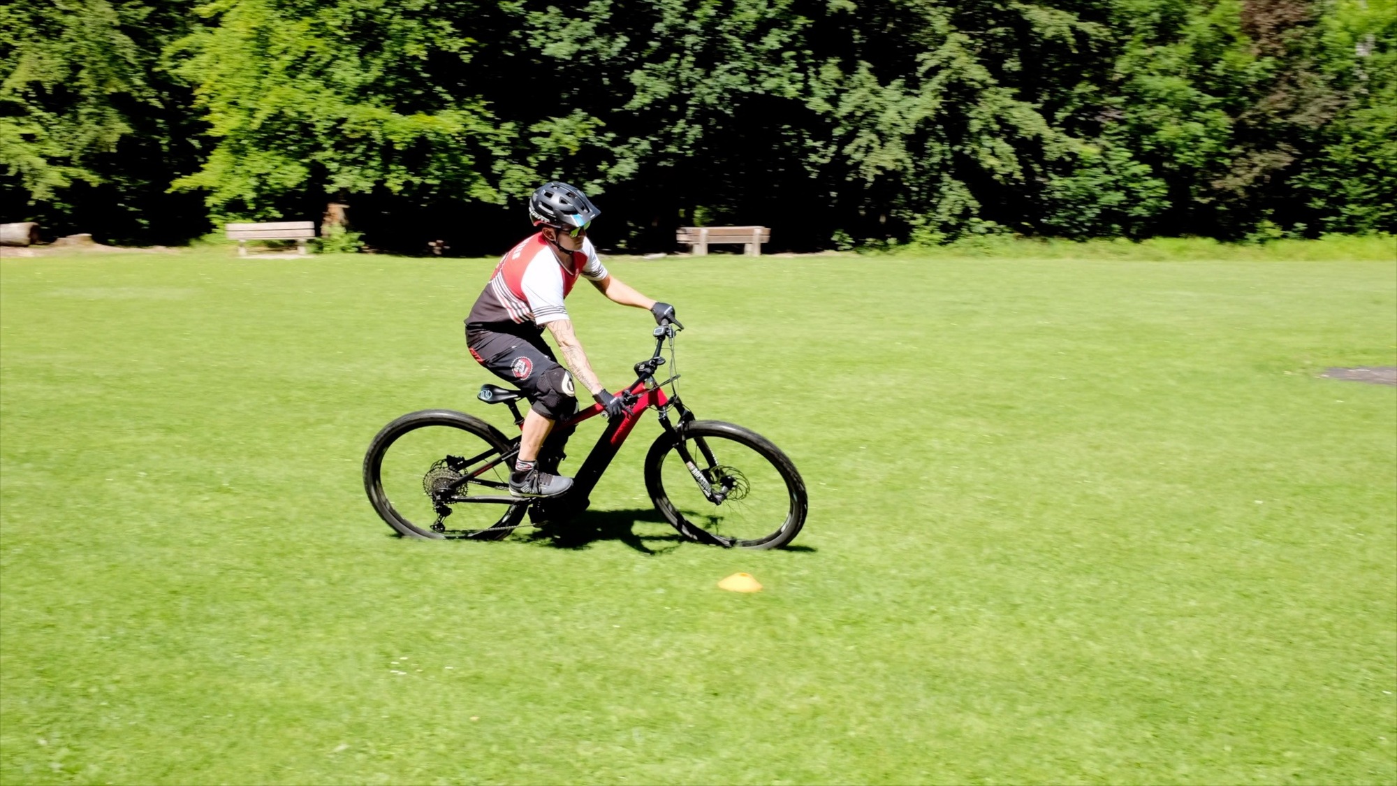 E-MTB Fahrschule: Besser Kurvenfahren E-MTB Fahrschule: Besser Kurvenfahren