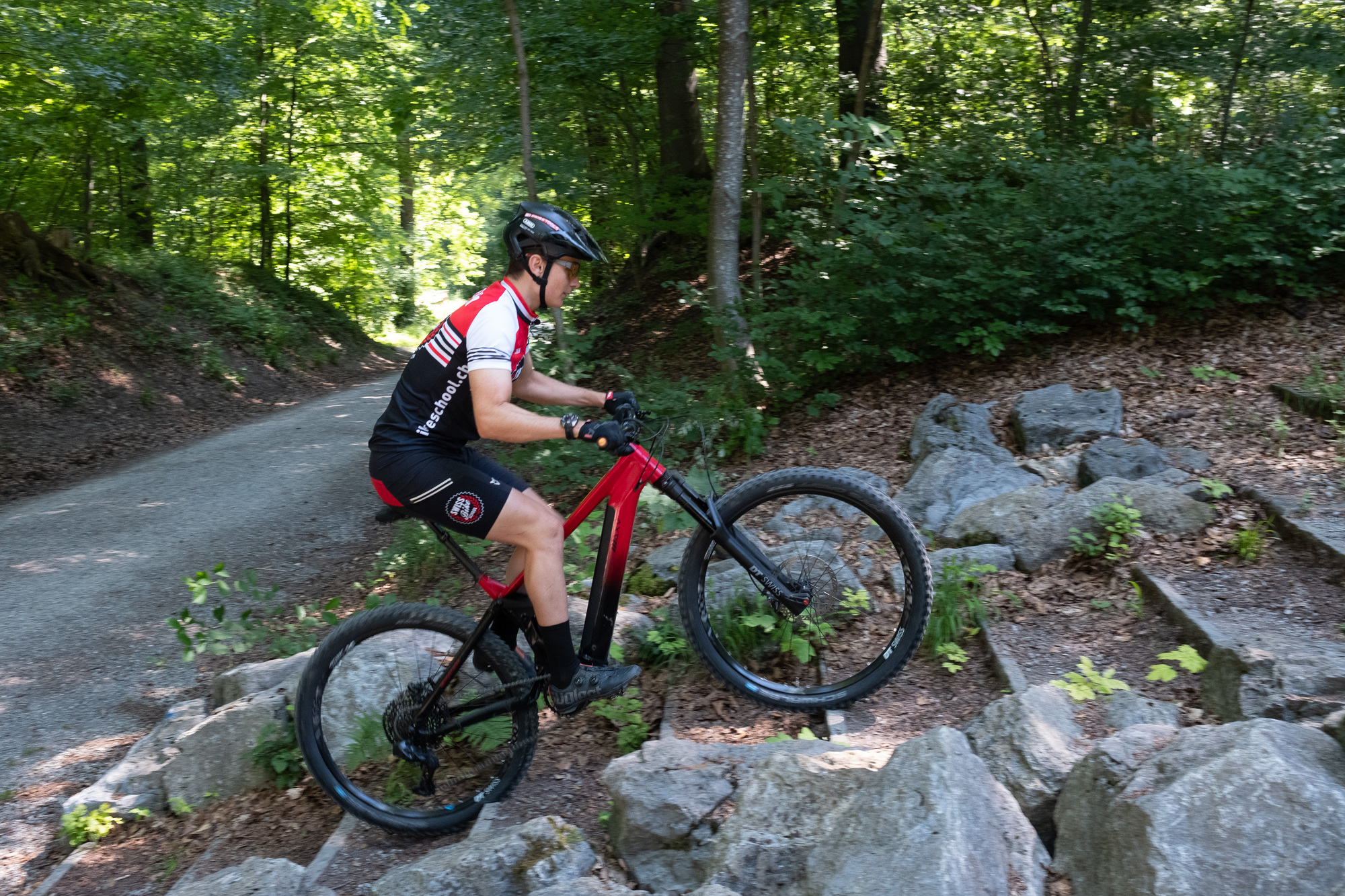 E-MTB Fahrschule Locker über Stufen und Treppen bergauf E-MTB Fahrschule Locker über Stufen und Treppen bergauf