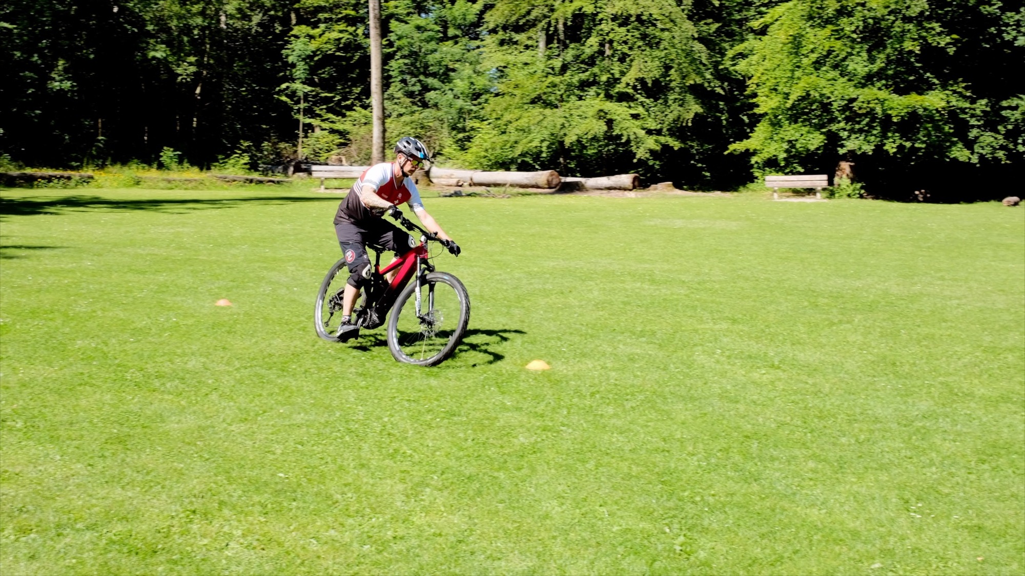 E-MTB Fahrschule: Besser Kurvenfahren E-MTB Fahrschule: Besser Kurvenfahren
