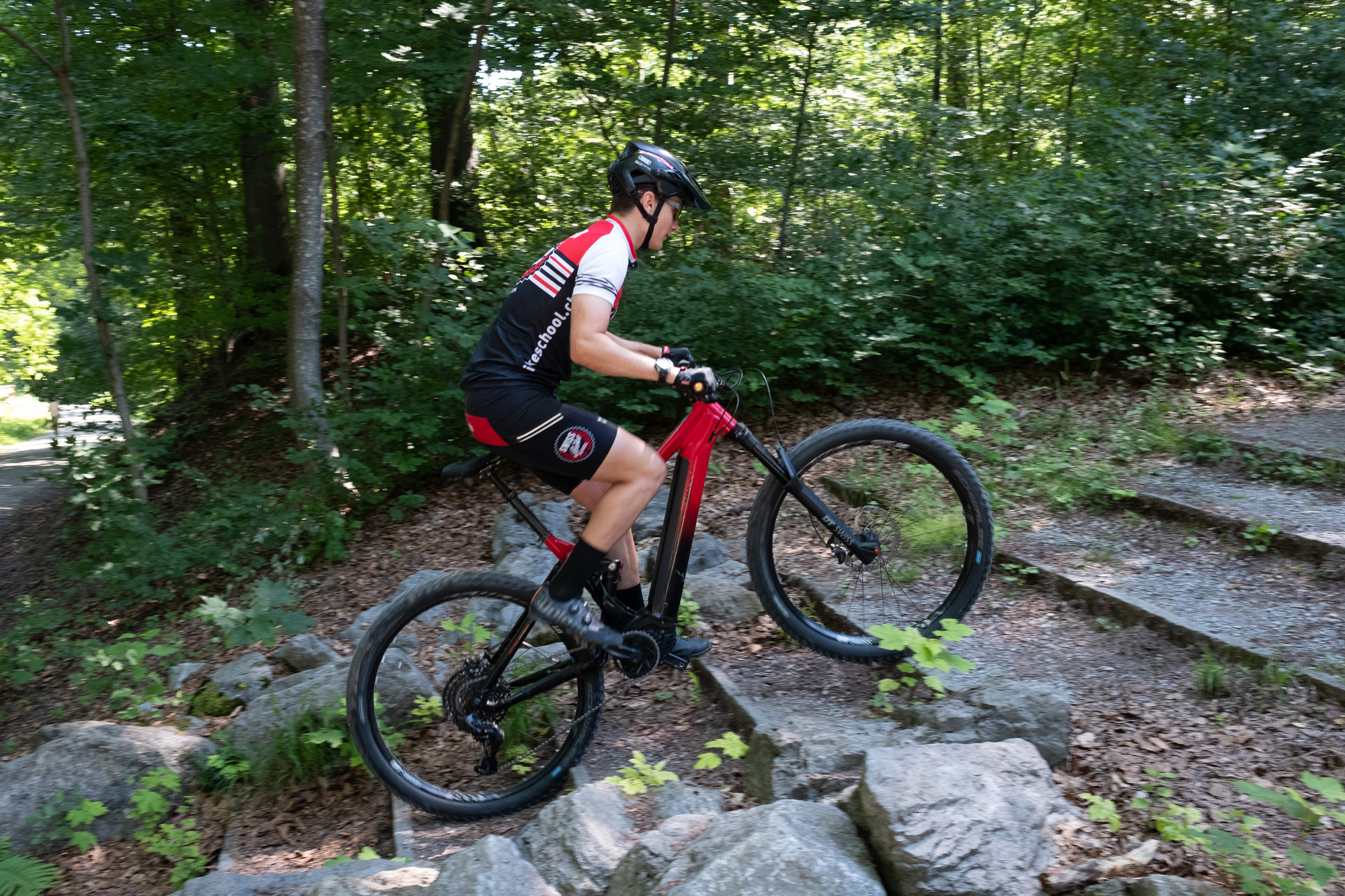 E-MTB Fahrschule Locker über Stufen und Treppen bergauf E-MTB Fahrschule Locker über Stufen und Treppen bergauf