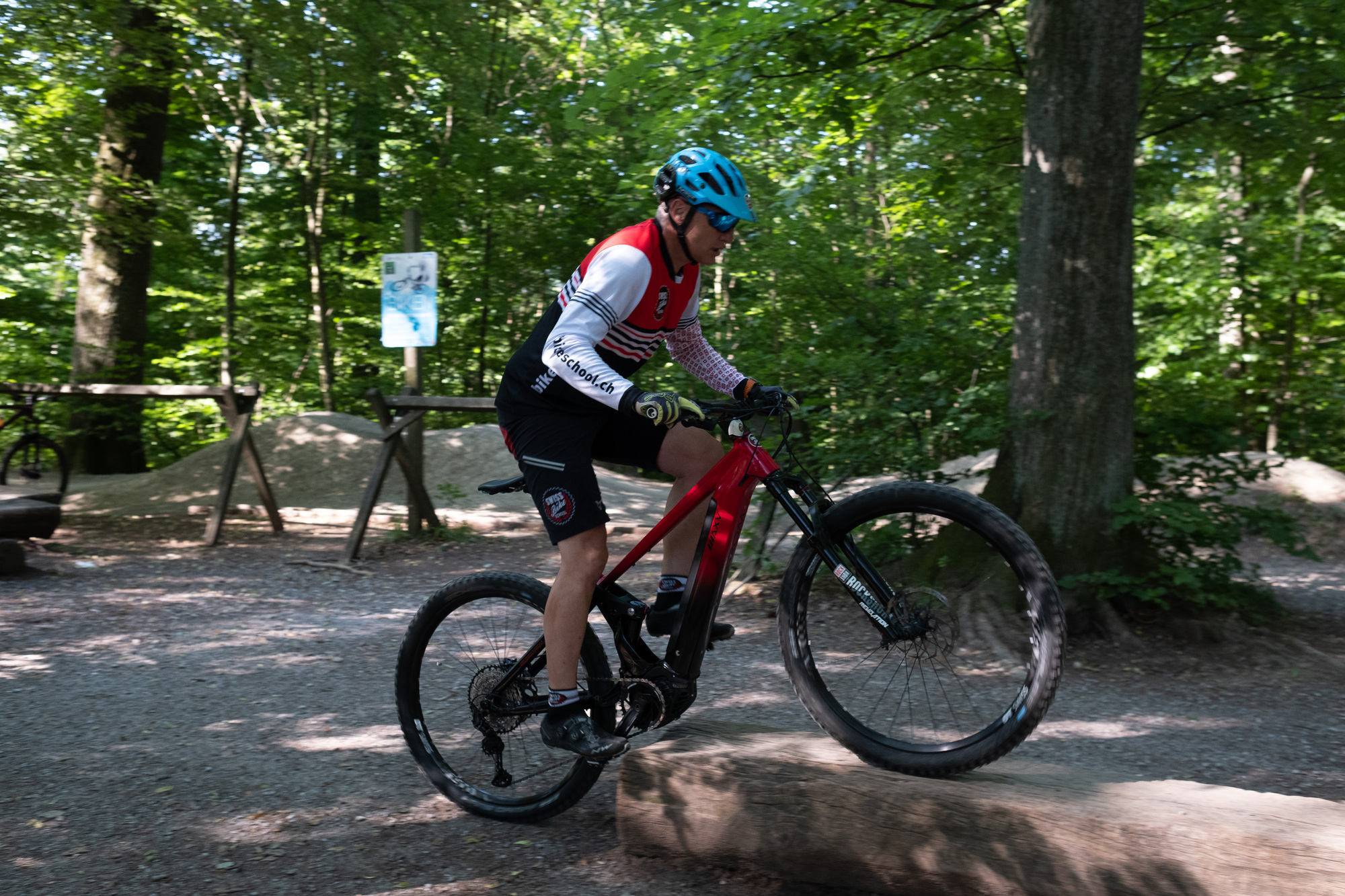 E-MTB Fahrschule Hindernisse spielend überwinden