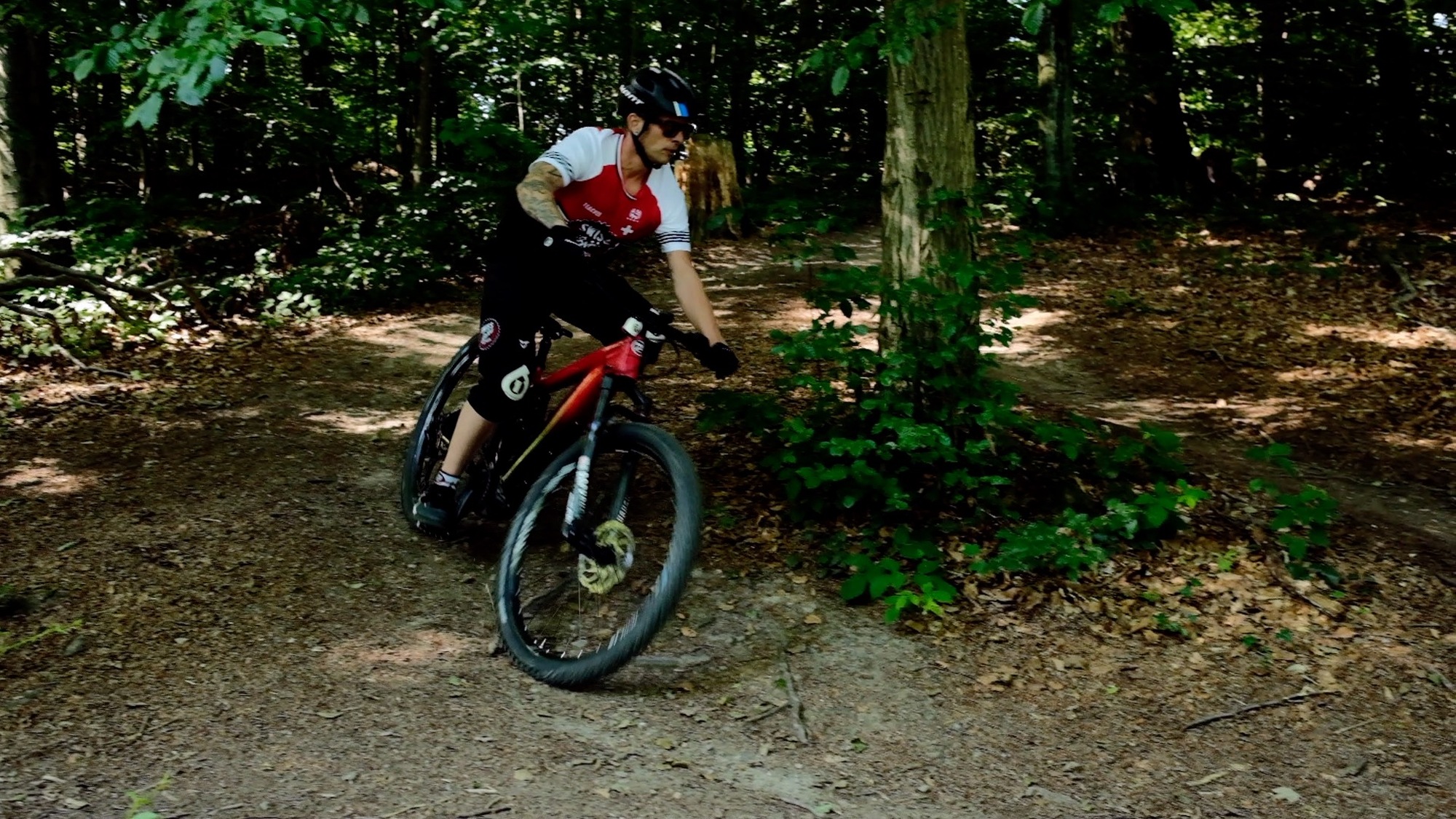E-MTB Fahrschule: Besser Kurvenfahren