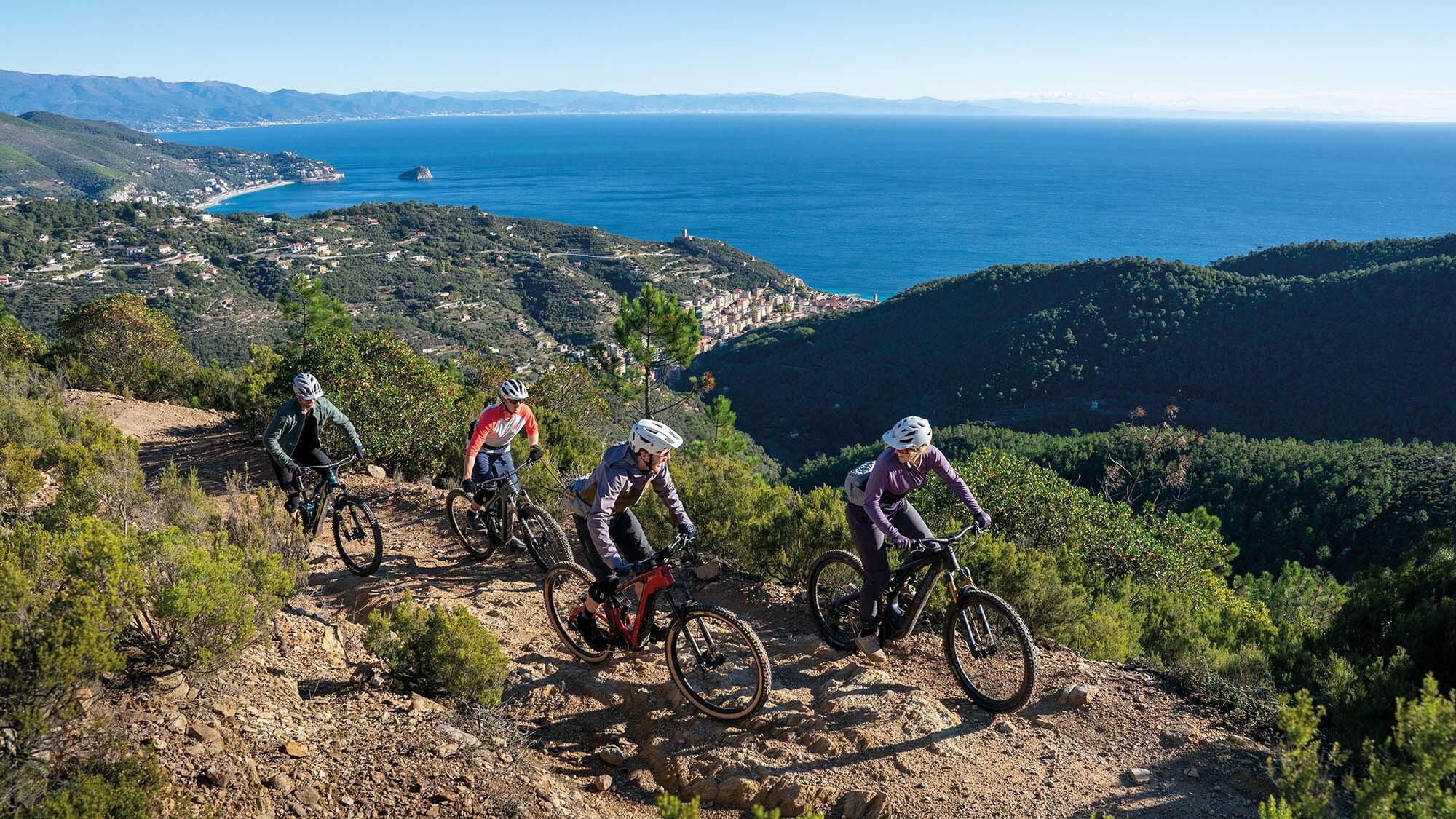 Kräftemessen - 8 E-MTBs im Test