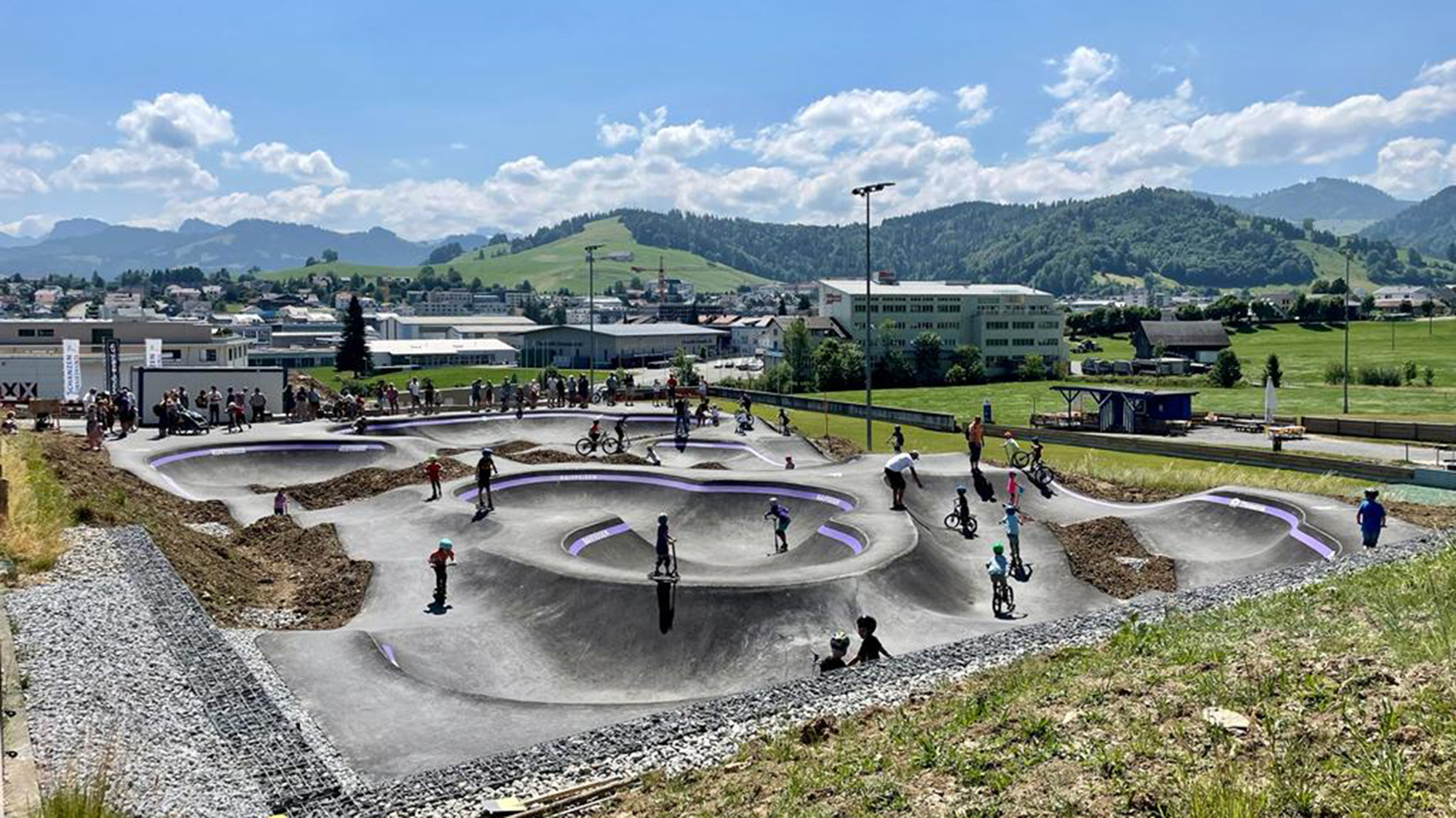 Zwei Kids und ein Pumptrack in Einsiedeln Zwei Kids und ein Pumptrack in Einsiedeln
