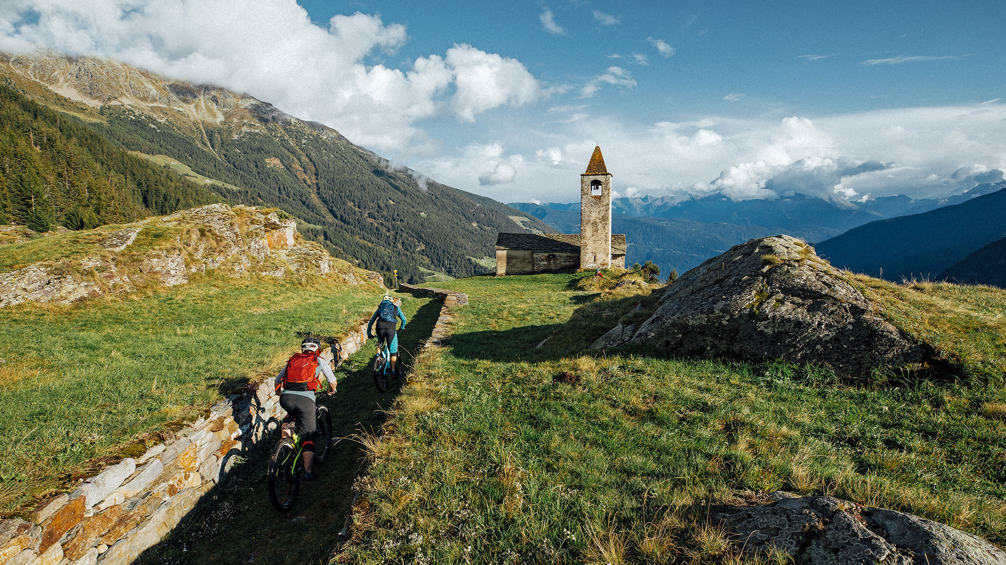 Flow auf der Wasserscheide: Biken im Valposchiavo Flow auf der Wasserscheide: Biken im Valposchiavo