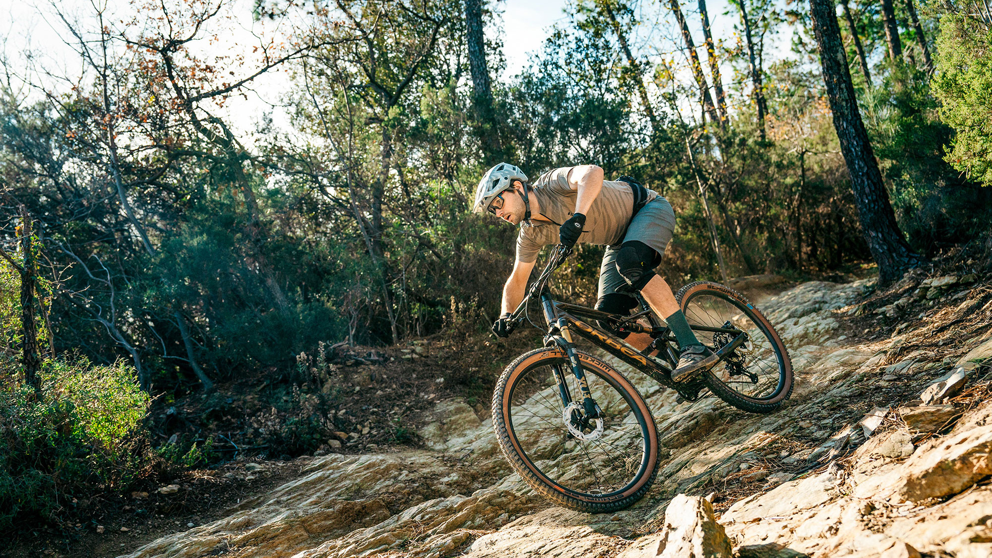 Alleskönner für jedes Gelände: Die besten All-Mountain-Bikes 2025