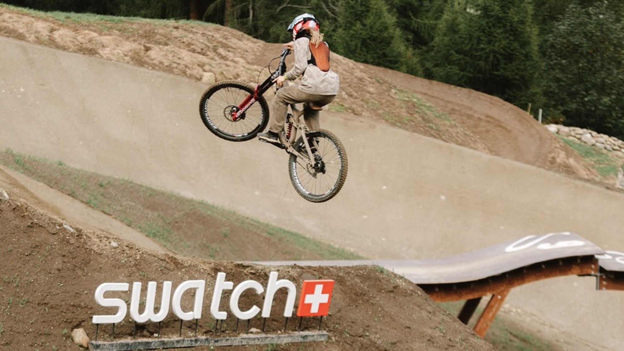 AUF EINEN «WHIP» MIT CASEY BROWN AUF EINEN «WHIP» MIT CASEY BROWN