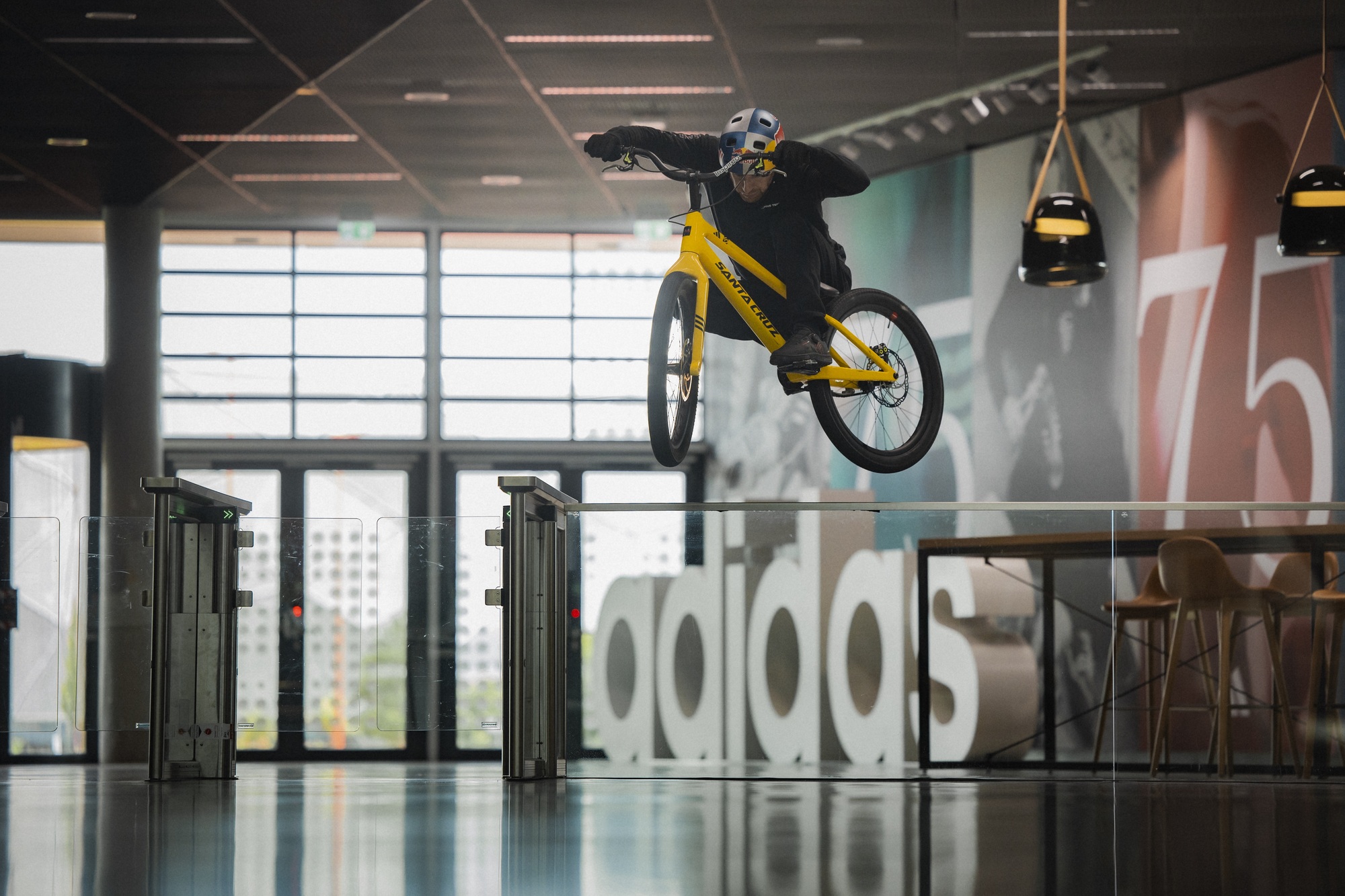 Danny Did It Again: MacAskill zu Gast auf dem adidas Campus
